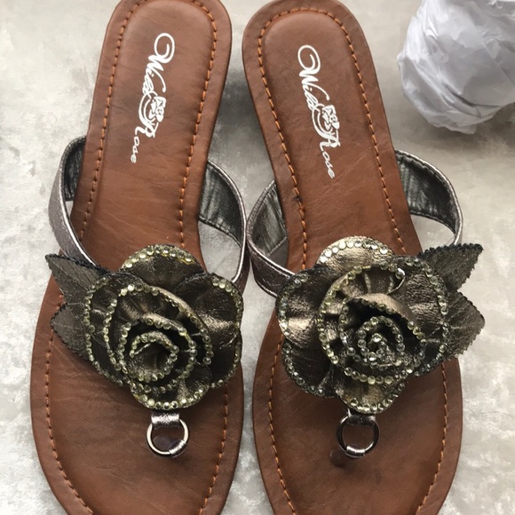 NWOT Floral thong rhinestone flip flops - Picture 1 of 5